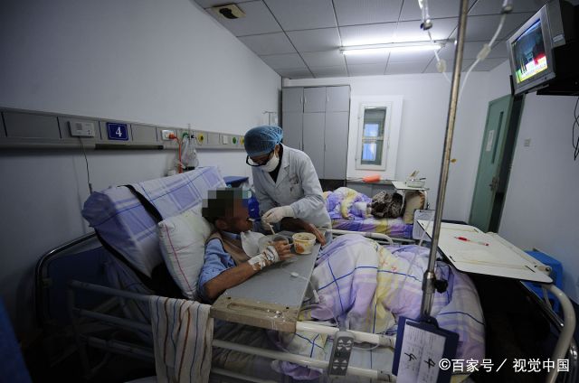 跟我们的想象不同,近年来的艾滋病患者不光是年轻人,甚至还存着七八十